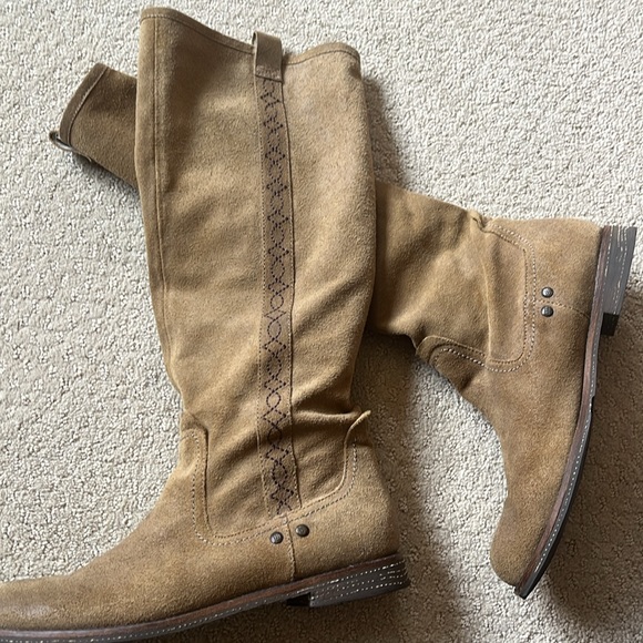 Tan suede pull on low held boots with side detailing. Putney - Picture 6 of 8